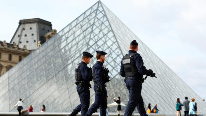 France: après le casse du siècle, fraude géante à la billetterie du Louvre à Paris